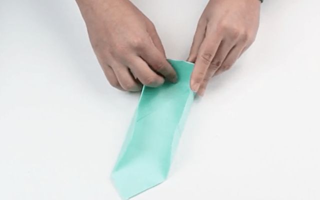 Gắn hai đầu nhọn vào đỉnh nếp gấp