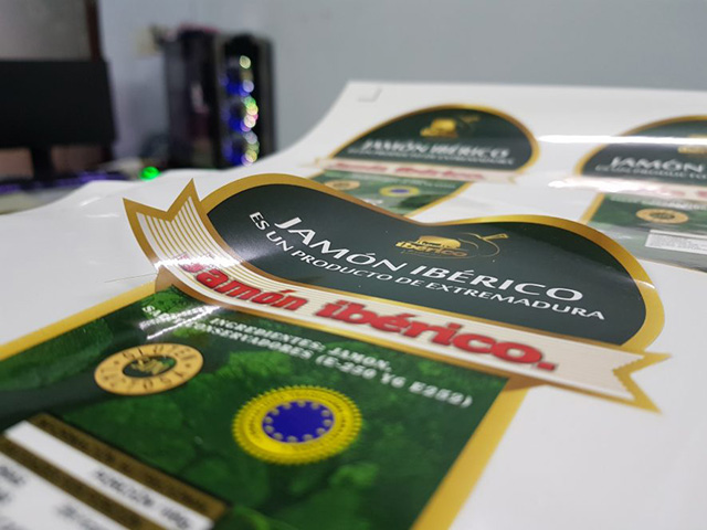 Decal giấy cán màng nilon được in làm nhãn mác chai lọ
